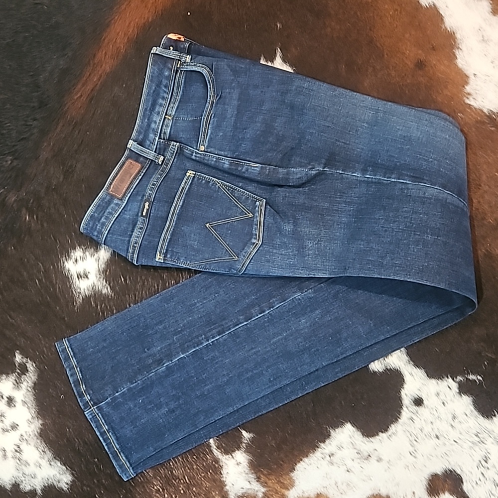 Women's Wrangler High Rise Bold Boot 4x34L Jeans Dark Wash.